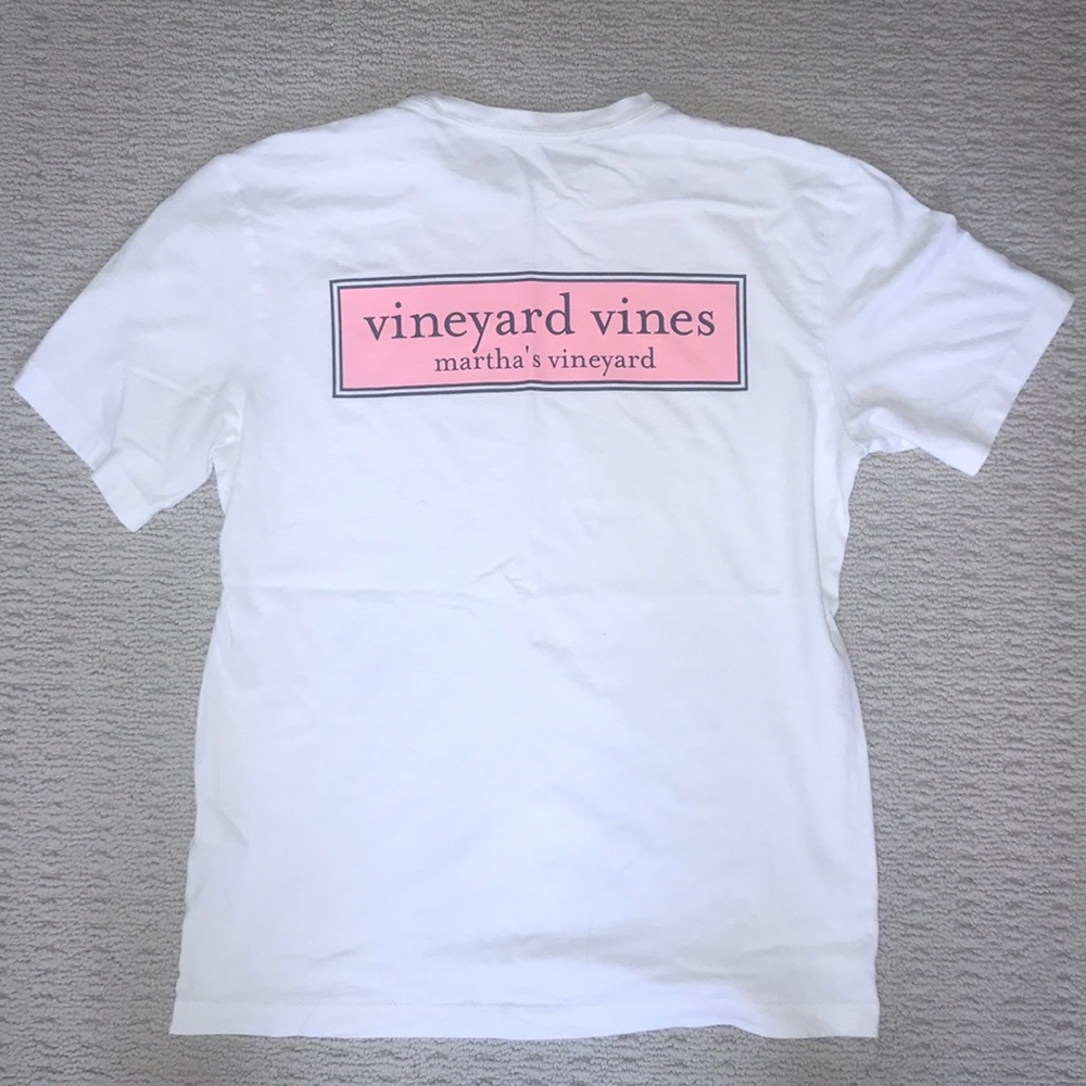 Vineyard Vines white t-shirt